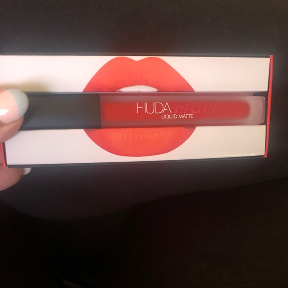 HUDA Beauty Liquid Matte Lipstick in Alluring - Picture 1 of 1